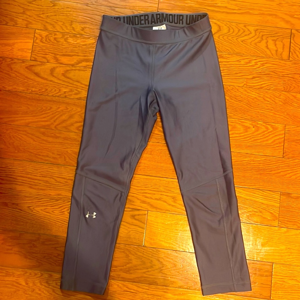 Under Armour Women's HeatGear Armour Compression Capri Leggings in Charcoal Grey